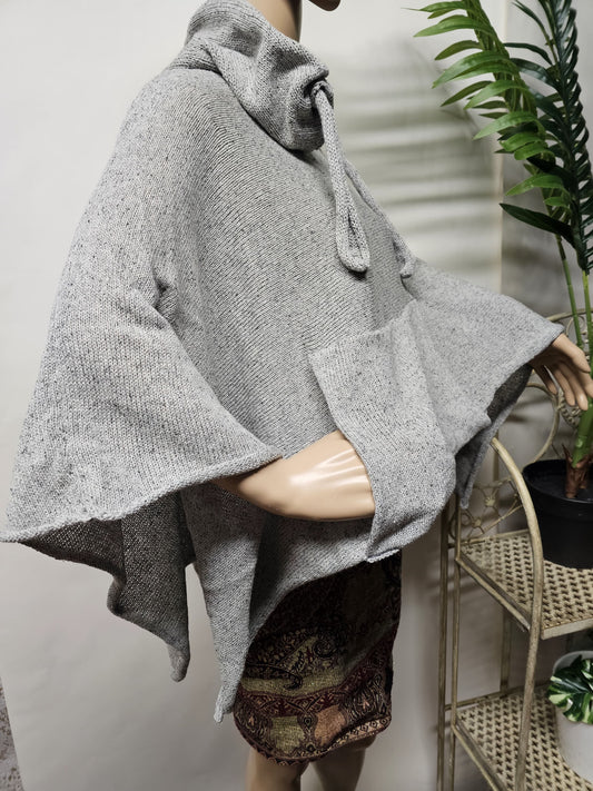 YARNS & COLOUR BOUTIQUE Handmade Cozy Knit Poncho M/L Light Grey