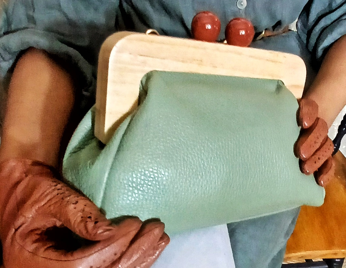 CHENSON & GORETT Women's Green  Italian Leather Bag with Click Closure in Wood