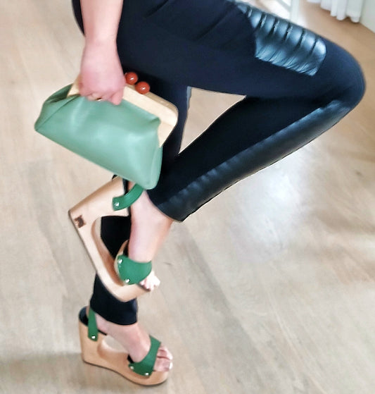 CHENSON & GORETT Women's Green  Italian Leather Bag with Click Closure in Wood