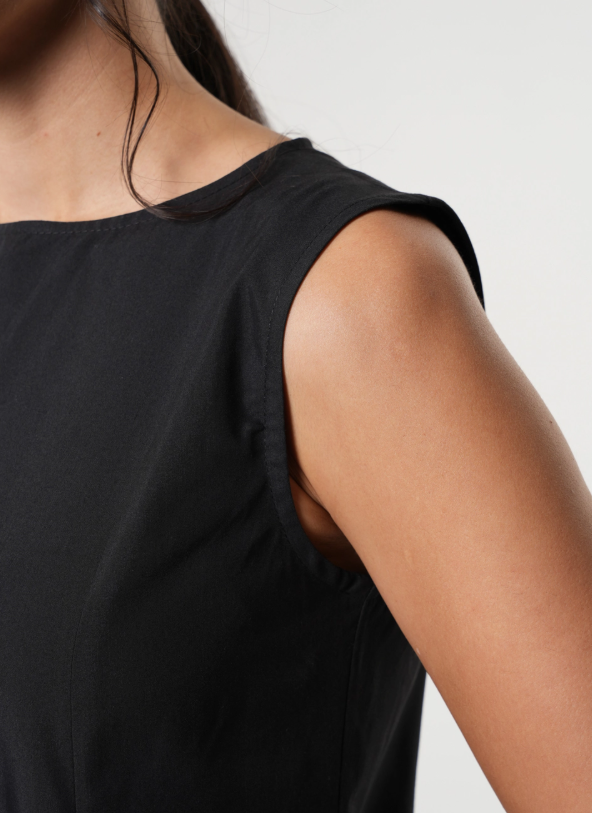 A Metamorphosa  Stylish Sleeveless Black Dress with Draping