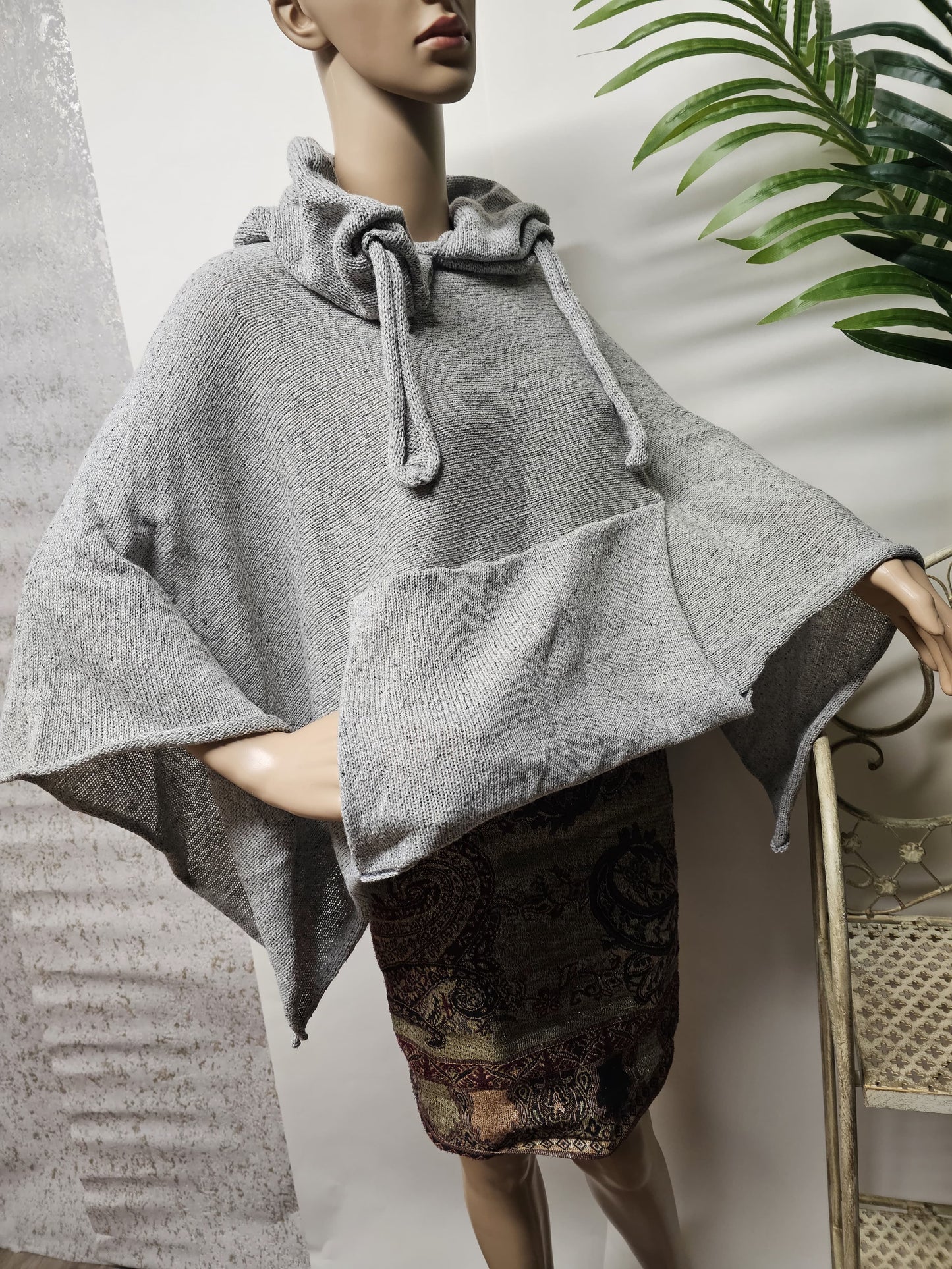YARNS & COLOUR BOUTIQUE Handmade Cozy Knit Poncho M/L Light Grey